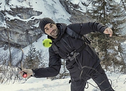 Federer "luyện tuyệt kỹ" trong tuyết: Tạm quên nỗi buồn Wimbledon