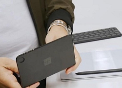 Giám đốc điều hành Microsoft đăng ảnh chụp đầu tiên của Surface Duo