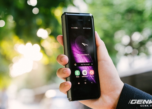 Những tin đồn đầu tiên về Galaxy Fold 2: màn lớn hơn, giá rẻ hơn, camera ẩn dưới màn hình