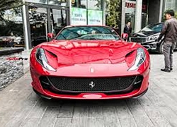 Tiền đóng thuế trước bạ siêu xe Ferrari 812 Superfast đủ mua Mercedes E300 AMG 'mới cứng' tại Việt Nam