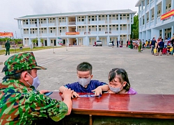 2 đứa trẻ nức nở khi lưu luyến chia tay bộ đội khu cách ly