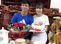 Cầu thủ Văn Đức khoe ảnh đón sinh nhật, dân mạng khen hết lời nhan sắc vợ bầu