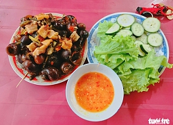 Chạy tới chân cầu vượt chỉ để 'khều' con ốc, vừa thổi vừa hít hà