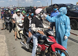 Chốt kiểm soát dịch đưa 2 người Trung Quốc sốt 39 độ đi cách ly