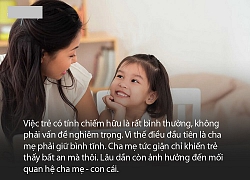 Con gái 5 tuổi xem ảnh cưới của bố mẹ phát hiện không có mình trong đó, bé liền khóc lóc trách móc rồi gọi điện mách bà ngoại