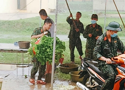Cuộc sống sinh động trong khu cách ly dưới ống kính các chiến sĩ