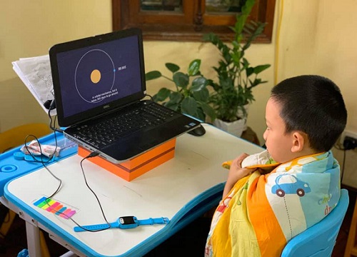 Cười đau ruột chuyện con học online: "Chó sủa, mẹ mắng, bà em không biết tắt MIC", nhưng cái kết thì rơi nước mắt
