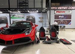 Độ body kit đã là chuyện xưa, giờ đây chủ nhân Ferrari 488 SVR độc nhất Việt Nam còn chơi lớn khi độ lại nội thất hàng hiệu