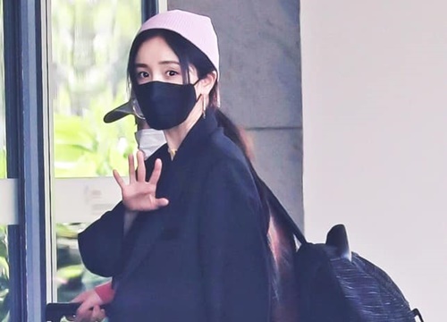 Dương Mịch đi quay show cùng Đặng Luân, đáng chú ý là mang vòng cổ, dùng dây buộc tóc của con gái?