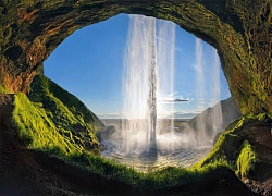 Hang động bên trong thác nước 60 m đẹp siêu thực ở Iceland