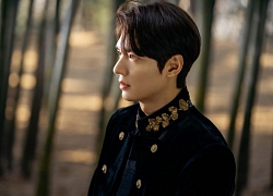 Hậu cung bốn phương đang ngất ngây vì bộ ảnh hậu trường "Quân vương" Lee Min Ho: Làm ơn, phi ngựa vào trái tim em đi!