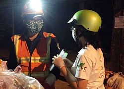 Học sinh đi xin nước rửa tay, khẩu trang về phát cho người dân phòng dịch