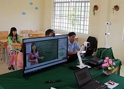 Học sinh 'mời' người lạ vào phá lớp học online