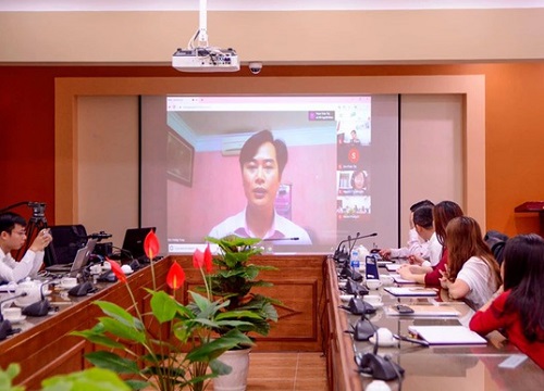 Học trực tuyến đã "biến" người thầy từ thuyết giảng sang bình luận viên