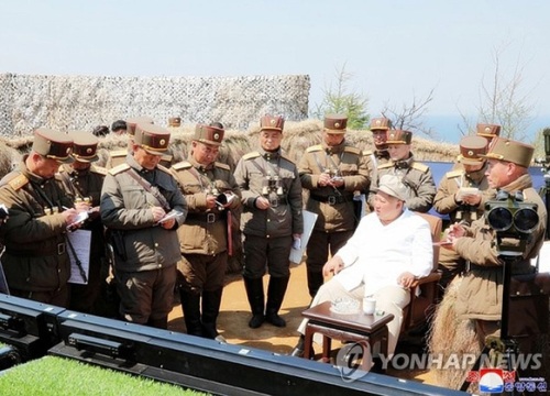 Nhà lãnh đạo Triều Tiên Kim Jong-un thị sát tập trận