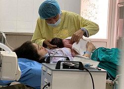 Niềm vui hai vợ chồng cùng cách ly đón đứa con đầu lòng trong phòng cách ly tại Bệnh viện Sản Nhi Quảng Ninh