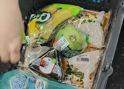 Ông lão nghèo khổ nhờ người lạ giúp đỡ, hành động của chàng trai lập tức được cộng đồng mạng khen ngợi