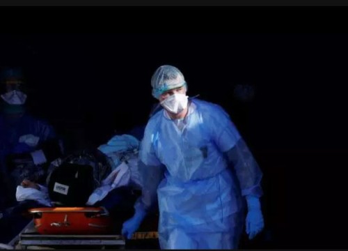 Pháp thêm gần 400 ca tử vong vì Covid-19