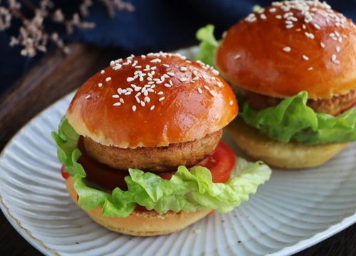 Rảnh rỗi ở nhà tôi thử làm bánh burger từ A-Z, không ngờ cả nhà ai cũng mê!