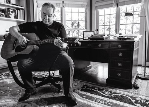 Sau khi John Prine qua đời, fans đồng loạt mua album, nghe lại các ca khúc "vang bóng một thời" của cố danh ca