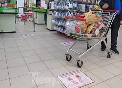 Siêu thị ở Hà Nội dán miếng dấu chân, giữ khoảng cách tối thiểu 2m