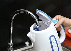 Thói quen dùng ấm siêu tốc cực kì tai hại khiến ổ điện nổ tung của nhiều người