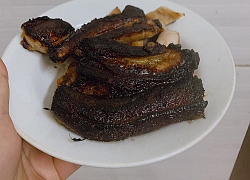 Vừa về nhà, con gái thấy nhà mù khói đen vì nồi thịt cháy, nói đến lý do của mẹ ai cũng ngao ngán lắc đầu