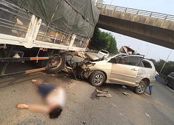 Xe biển đỏ tông vào xe tải đang đỗ, tài xế văng xuống đường bị thương