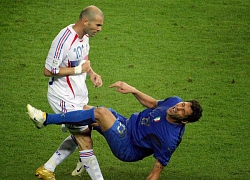 Zidane bị đồng đội từ mặt sau cú húc đầu ở World Cup