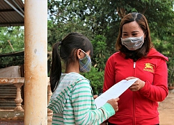 Giáo viên vùng cao lặn lội đến tận nhà học sinh để giao bài tập