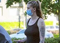 Ireland Baldwin lại 'thả rông', lộ điểm nhạy cảm và ngực chảy xệ