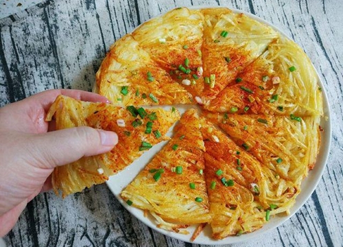 Khoai tây đừng mang chiên, cắt sợi ra cho vào chảo có ngay món "pizza" cực ngon