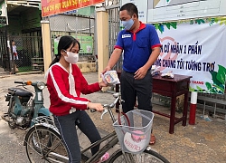 Người mở điểm phát quà nói về việc người phụ nữ vét sạch quà cho người nghèo: "Thấy họ tham lam vậy, tôi rất buồn"