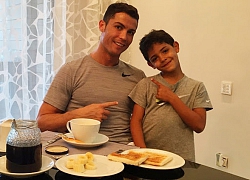 Ronaldo lấy con làm tạ trong lúc tập luyện tại nhà