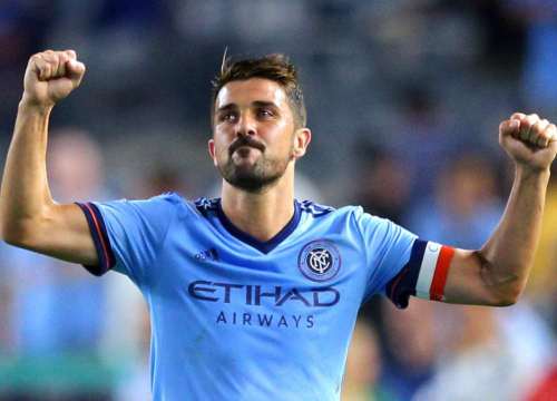 Tròn 3 năm David Villa volley ghi bàn từ giữa sân