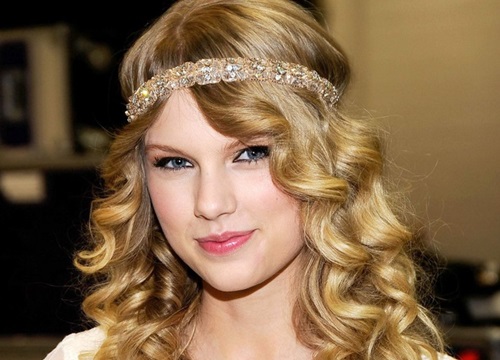 Xoăn xù mì và loạt kiểu tóc làm nên tên tuổi của Taylor Swift