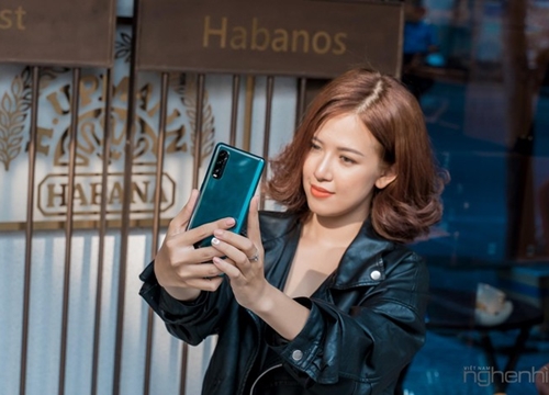 Chiêm ngưỡng bóng hồng Thu Hà tự tin, phong cách cùng Oppo Find X2