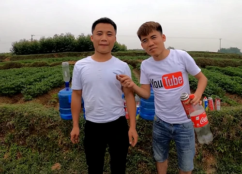 Con trai bà Tân Vlog lại gây phẫn nộ khi rủ rê mọi người chế tạo tên lửa nước bằng cách sang chiết gas, bị dân mạng kịch liệt phản đối