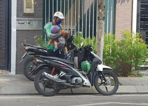 Hình ảnh ông bố trẻ đi giao hàng, địu con trước ngực áo khiến nhiều người cay mắt