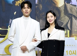 Lần đầu tiên gặp, nàng thơ Kim Go Eun chỉ nhìn chằm chằm vào 1 bộ phận của Lee Min Ho, đến giờ vẫn không thể rời mắt