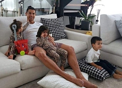 Ronaldo dạy con trai học cách ăn mừng trứ danh của mình