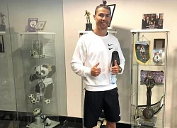 Ronaldo tung ảnh "độc" khiến triệu fan phấn khích: Vùi đầu học hành