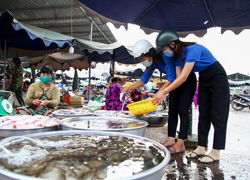 Ấm lòng 'Bữa cơm 0 đồng' của người trẻ trong những ngày cách ly xã hội