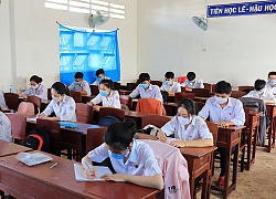 Học sinh ở địa phương đi học lại sớm nhất: Đeo khẩu trang, giải lao ngoài hành lang, sân trường vắng hoe tránh tụ tập