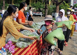 Thầy trò làm "ATM gạo" giúp đỡ người nghèo