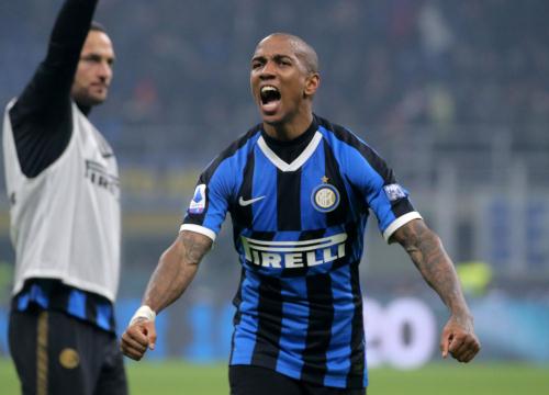 Ashley Young gia hạn thêm 1 năm với Inter