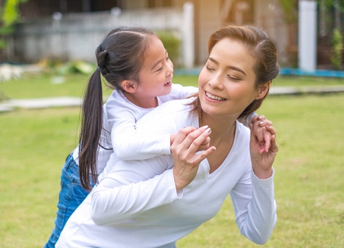 Con gái tò mò hỏi: "Con sinh ra từ đâu", mẹ trẻ bình tĩnh đáp 1 câu khiến ai nấy ngợi khen vì quá thông minh