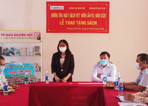 Đồng Tháp: Trao tặng sách tại các Tủ sách khuyến học