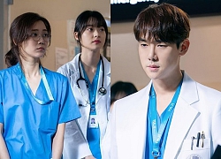 Hospital Playlist (Chuyện đời bác sĩ) tập 7: Bác sĩ thiên thần Yoo Yeon Seok nỗ lực cứu em bé 6 tháng tuổi trở về từ cõi chết