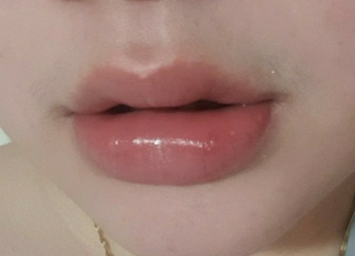 Môi thâm xỉn mấy cũng hồng hào, căng mọng hơn nếu bạn học tập quy trình lip care với 3 sản phẩm của cô bạn này